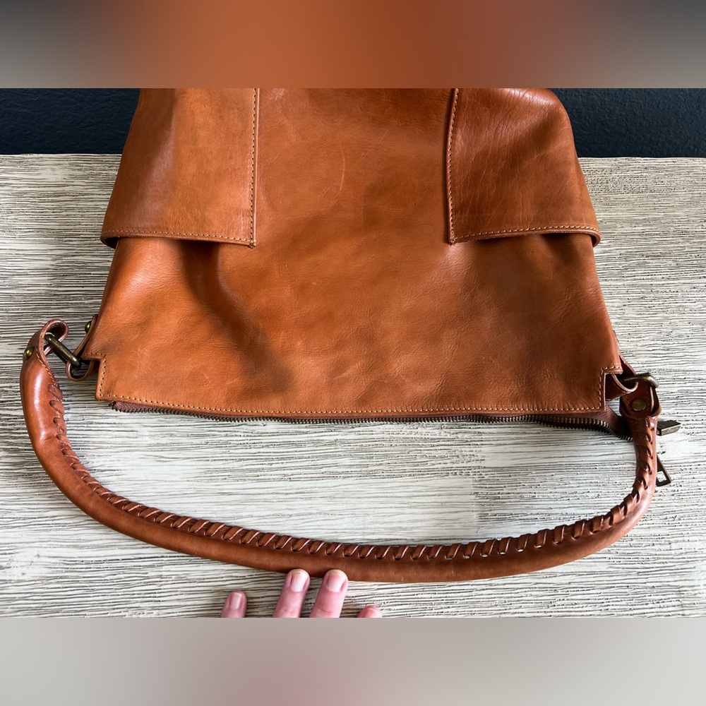 Elegant Tan Leather Shoulder Bag - Picture 11 of 11